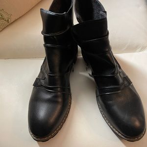 Brand new , never worn, no tags or box . Stylish, fashionable, men’s boots